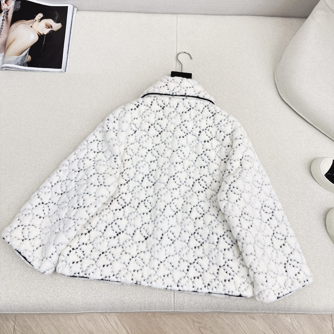 特价🉐️❗️现货齐码❗️不退不换❗️C家 25Ss————秋冬最新款滑雪限定系列翻领短款毛绒绒外套🤍整件