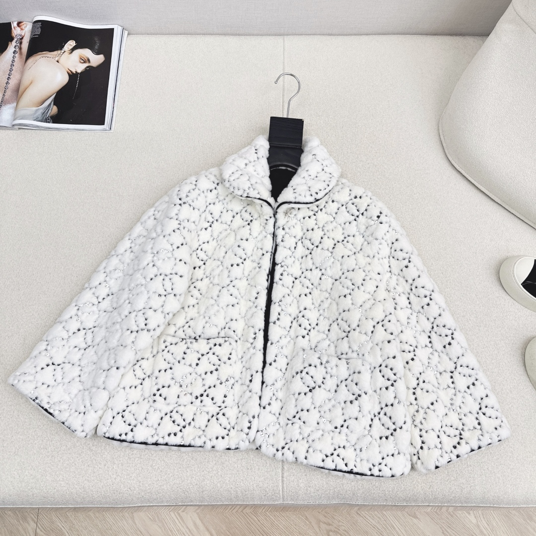 特价🉐️❗️现货齐码❗️不退不换❗️C家 25Ss————秋冬最新款滑雪限定系列翻领短款毛绒绒外套🤍整件