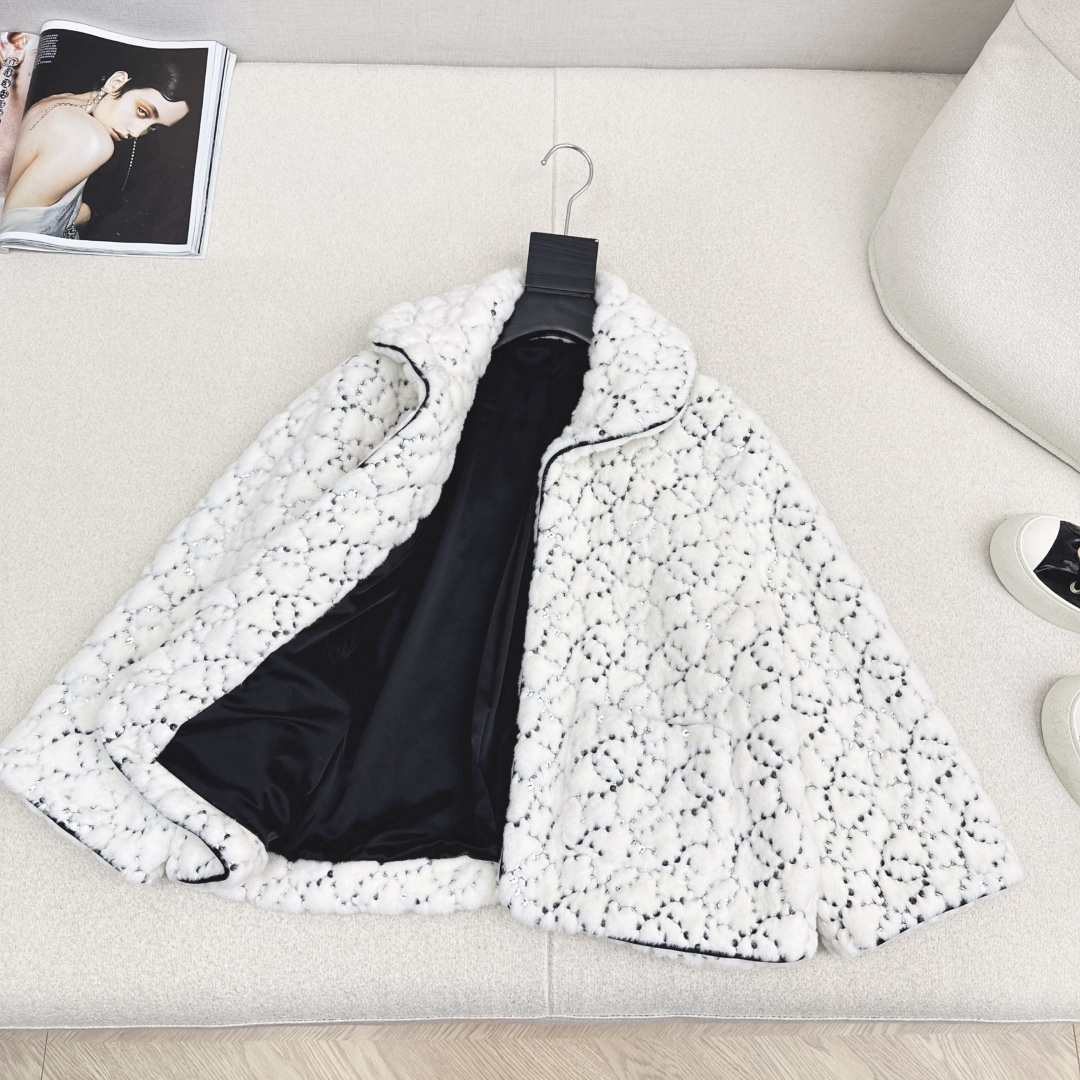 特价🉐️❗️现货齐码❗️不退不换❗️C家 25Ss————秋冬最新款滑雪限定系列翻领短款毛绒绒外套🤍整件