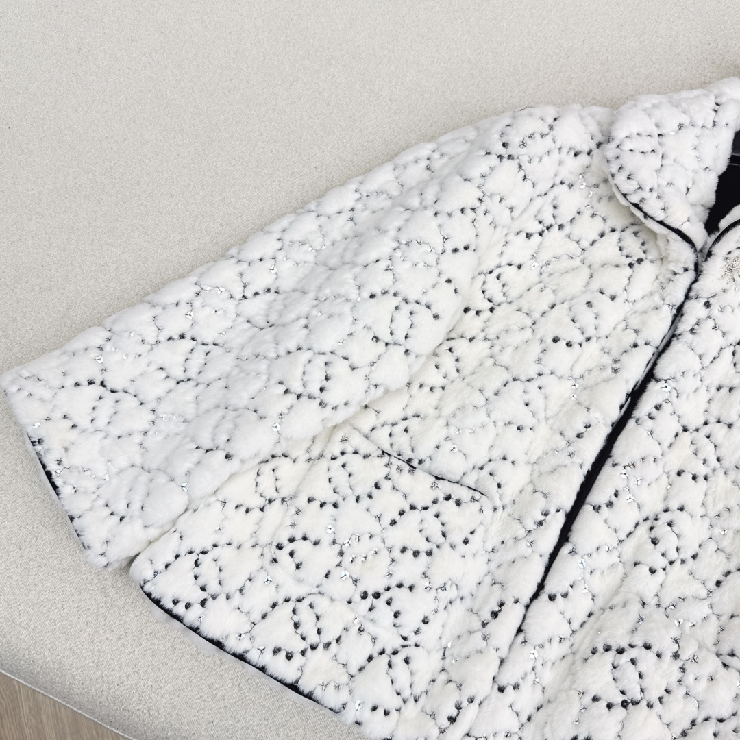 特价🉐️❗️现货齐码❗️不退不换❗️C家 25Ss————秋冬最新款滑雪限定系列翻领短款毛绒绒外套🤍整件