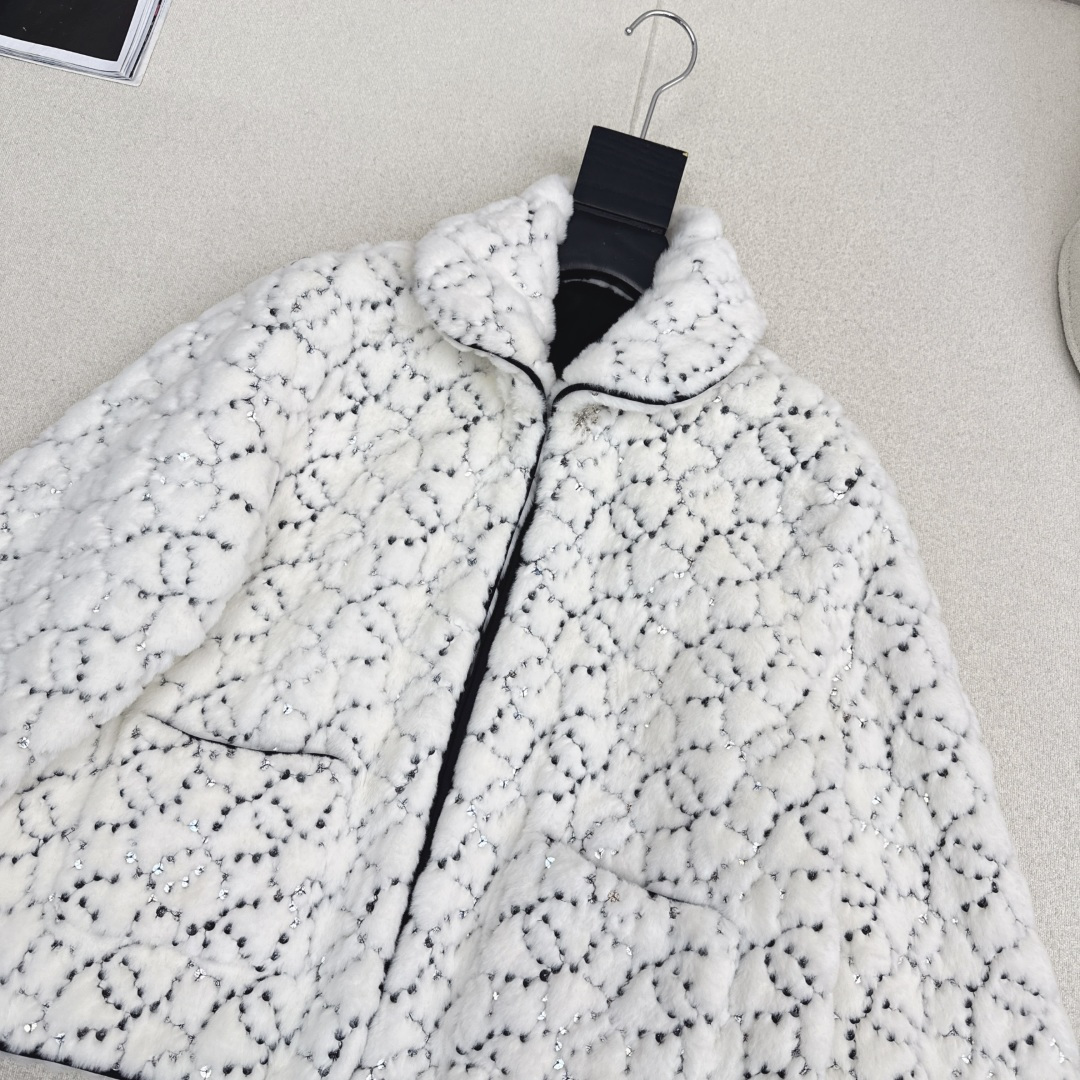 特价🉐️❗️现货齐码❗️不退不换❗️C家 25Ss————秋冬最新款滑雪限定系列翻领短款毛绒绒外套🤍整件