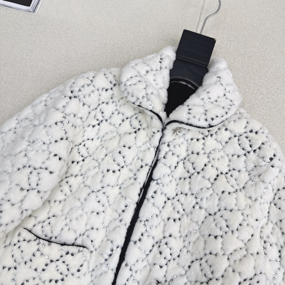 特价🉐️❗️现货齐码❗️不退不换❗️C家 25Ss————秋冬最新款滑雪限定系列翻领短款毛绒绒外套🤍整件