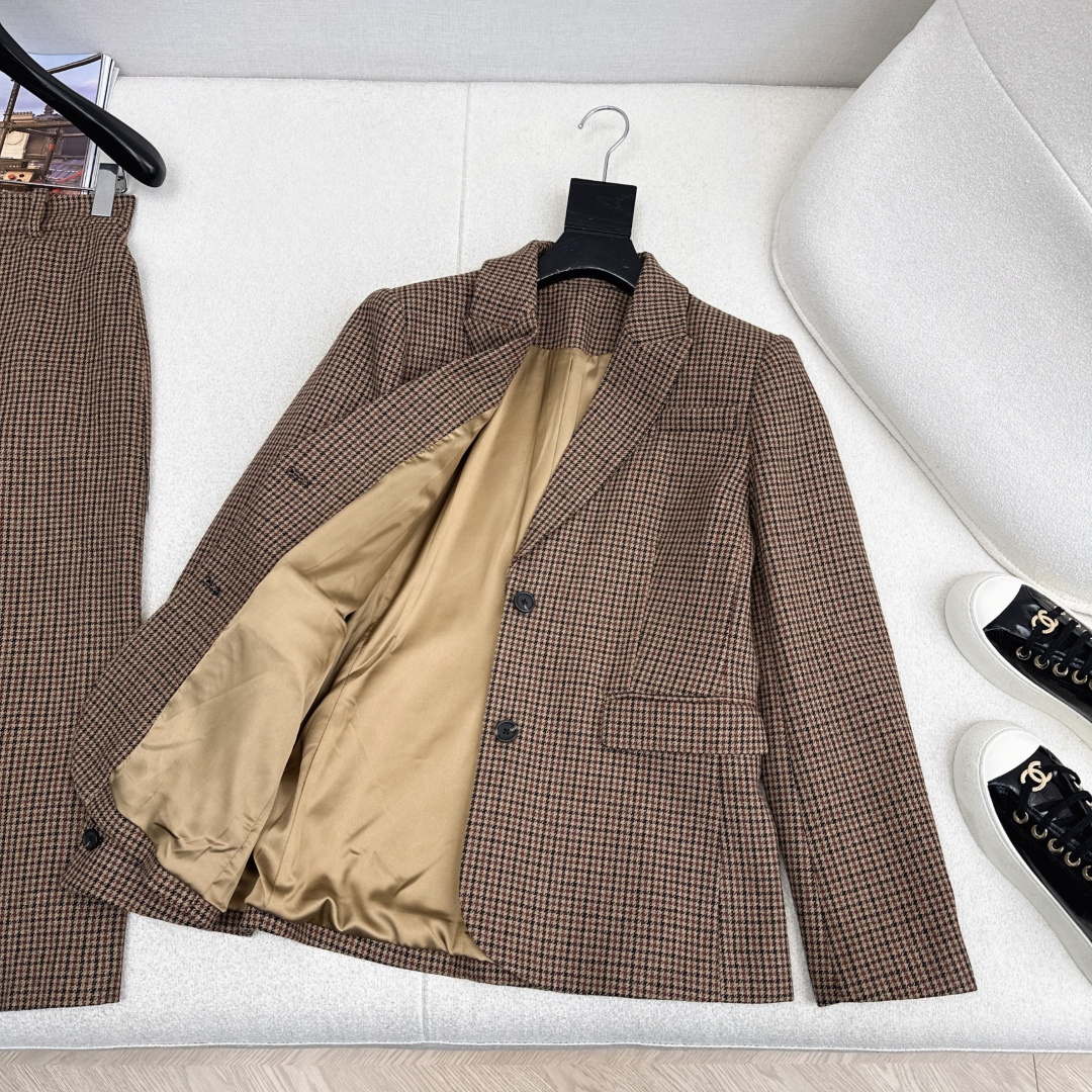 特价🉐️❗️现货齐码❗️不退不换❗️独家款～ CE 25Ss———秋冬最新款千格纹羊毛套装🤎西装外套+高
