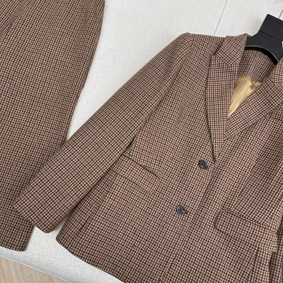 特价🉐️❗️现货齐码❗️不退不换❗️独家款～ CE 25Ss———秋冬最新款千格纹羊毛套装🤎西装外套+高