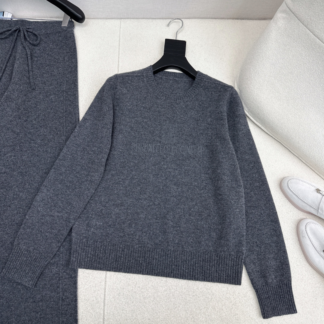 独家首发 Bc 26Ss———早春最新款慵懒风羊毛套装🩶字母刺绣图案圆领毛衣+松紧腰直筒裤 爆单款美拉德