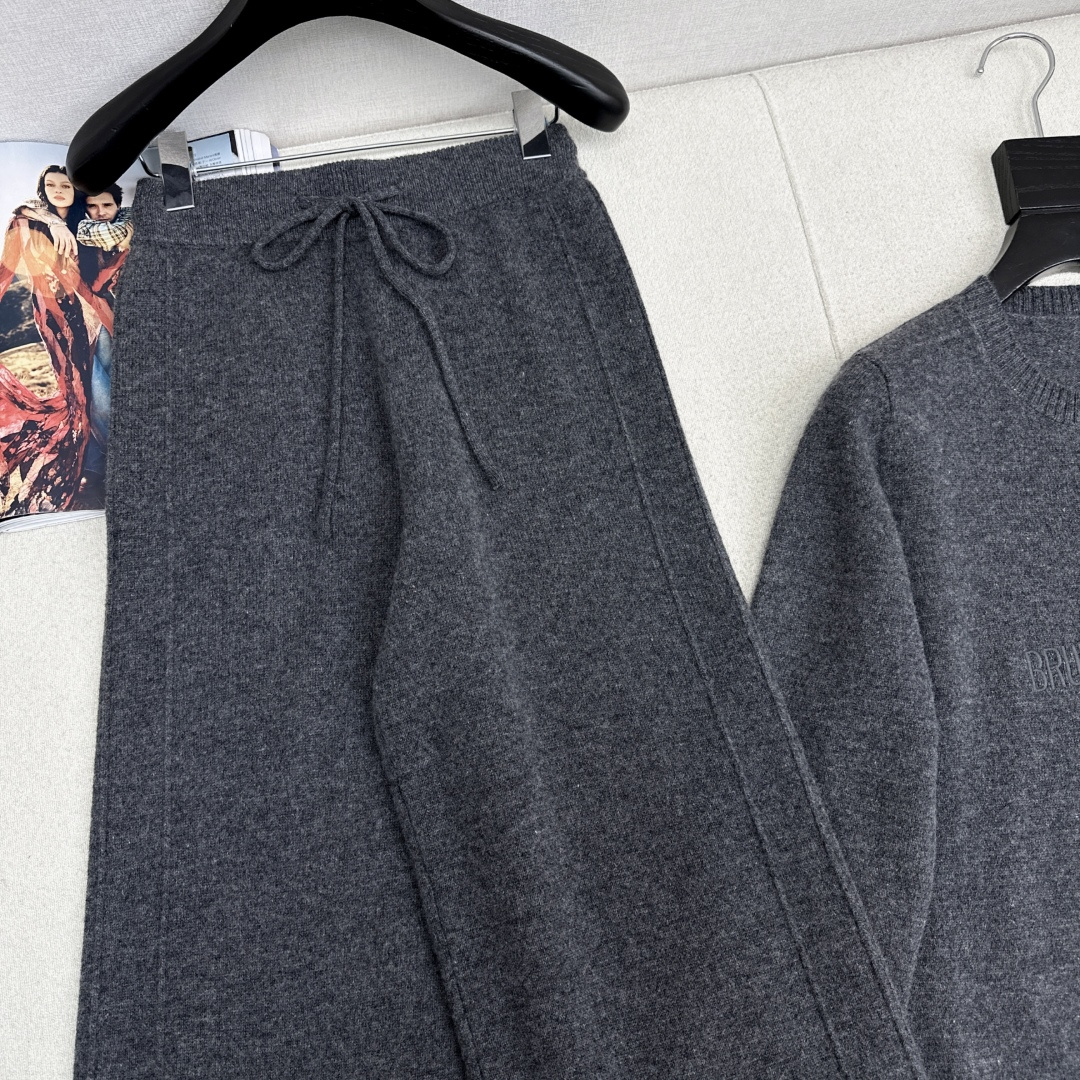 独家首发 Bc 26Ss———早春最新款慵懒风羊毛套装🩶字母刺绣图案圆领毛衣+松紧腰直筒裤 爆单款美拉德