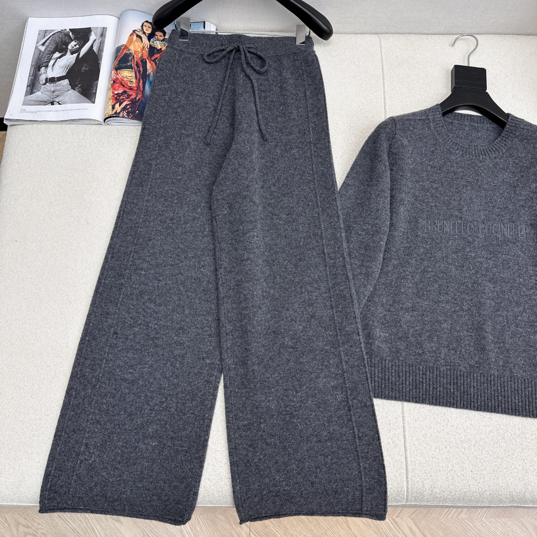 独家首发 Bc 26Ss———早春最新款慵懒风羊毛套装🩶字母刺绣图案圆领毛衣+松紧腰直筒裤 爆单款美拉德