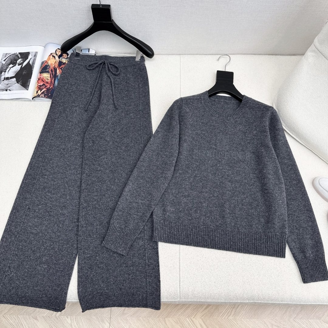 独家首发 Bc 26Ss———早春最新款慵懒风羊毛套装🩶字母刺绣图案圆领毛衣+松紧腰直筒裤 爆单款美拉德