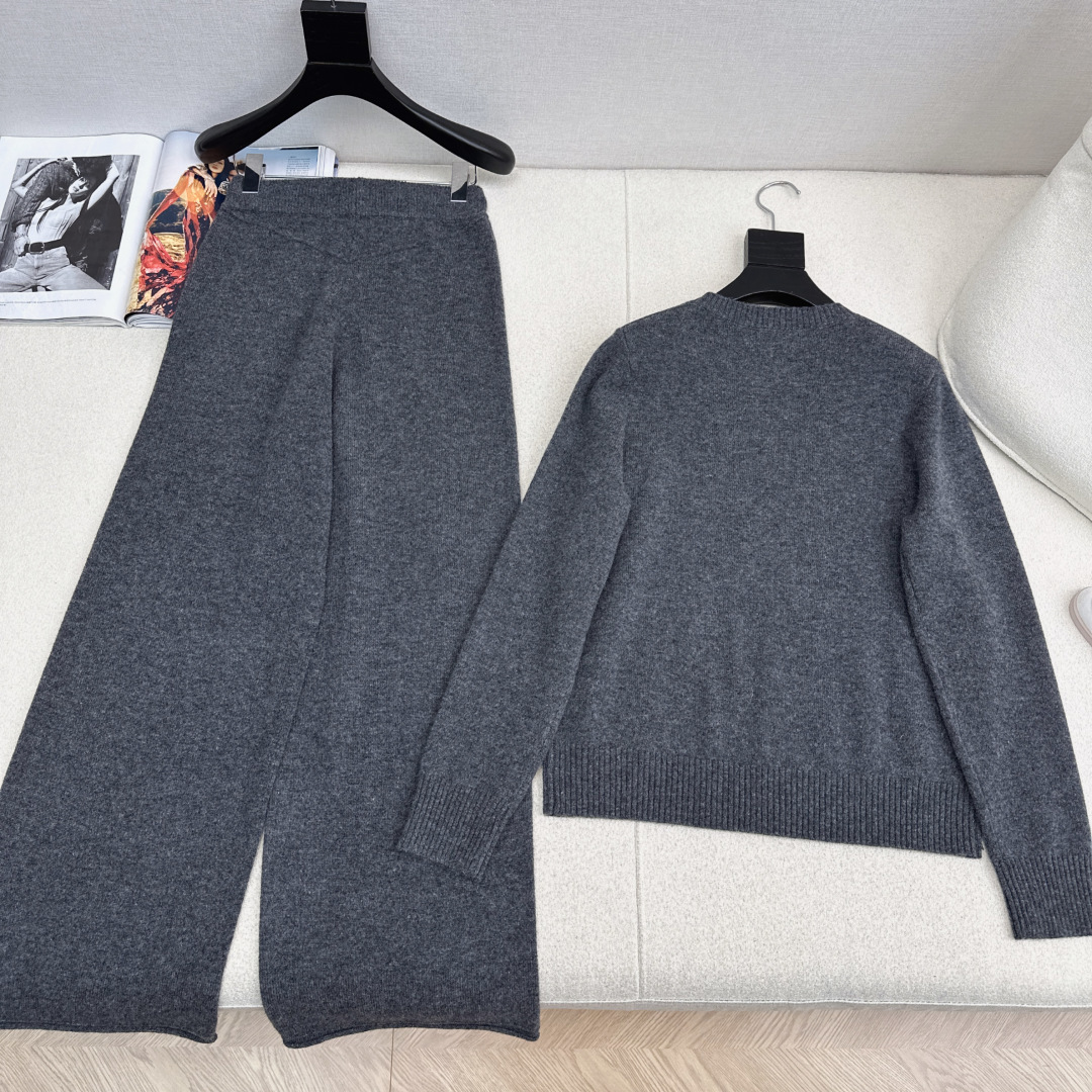 独家首发 Bc 26Ss———早春最新款慵懒风羊毛套装🩶字母刺绣图案圆领毛衣+松紧腰直筒裤 爆单款美拉德