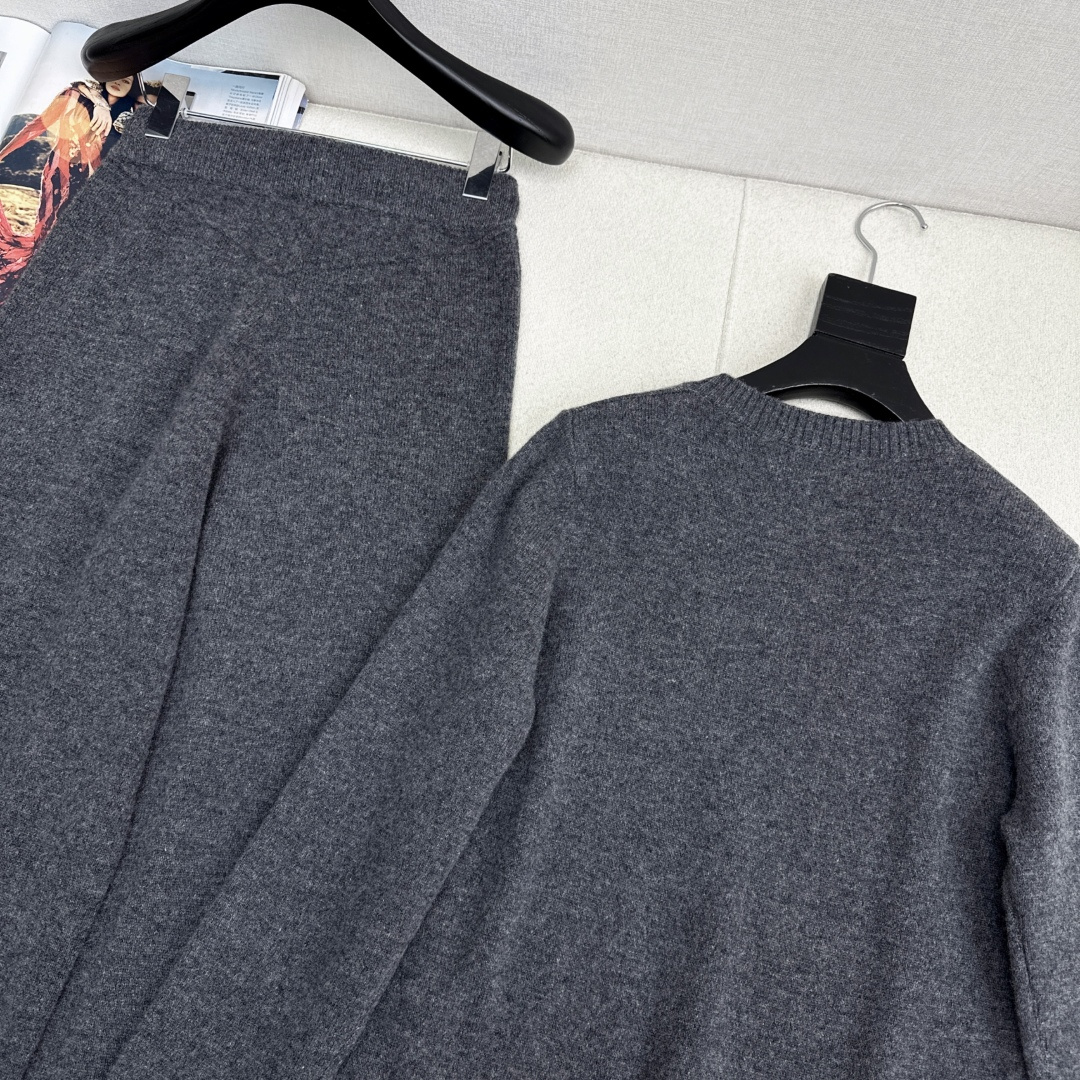 独家首发 Bc 26Ss———早春最新款慵懒风羊毛套装🩶字母刺绣图案圆领毛衣+松紧腰直筒裤 爆单款美拉德