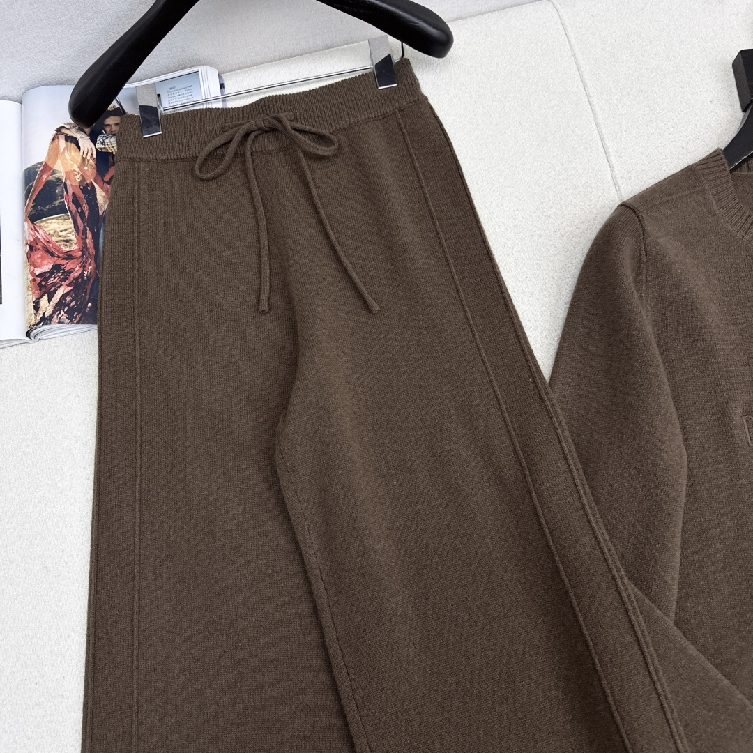 独家首发 Bc 26Ss———早春最新款慵懒风羊毛套装🩶字母刺绣图案圆领毛衣+松紧腰直筒裤 爆单款美拉德