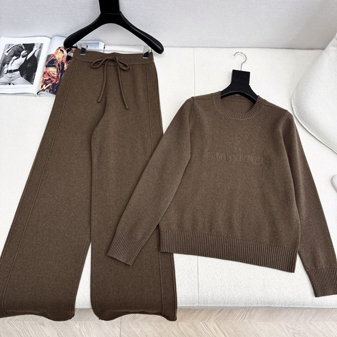 独家首发 Bc 26Ss———早春最新款慵懒风羊毛套装🩶字母刺绣图案圆领毛衣+松紧腰直筒裤 爆单款美拉德