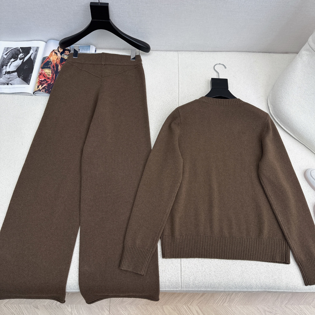 独家首发 Bc 26Ss———早春最新款慵懒风羊毛套装🩶字母刺绣图案圆领毛衣+松紧腰直筒裤 爆单款美拉德