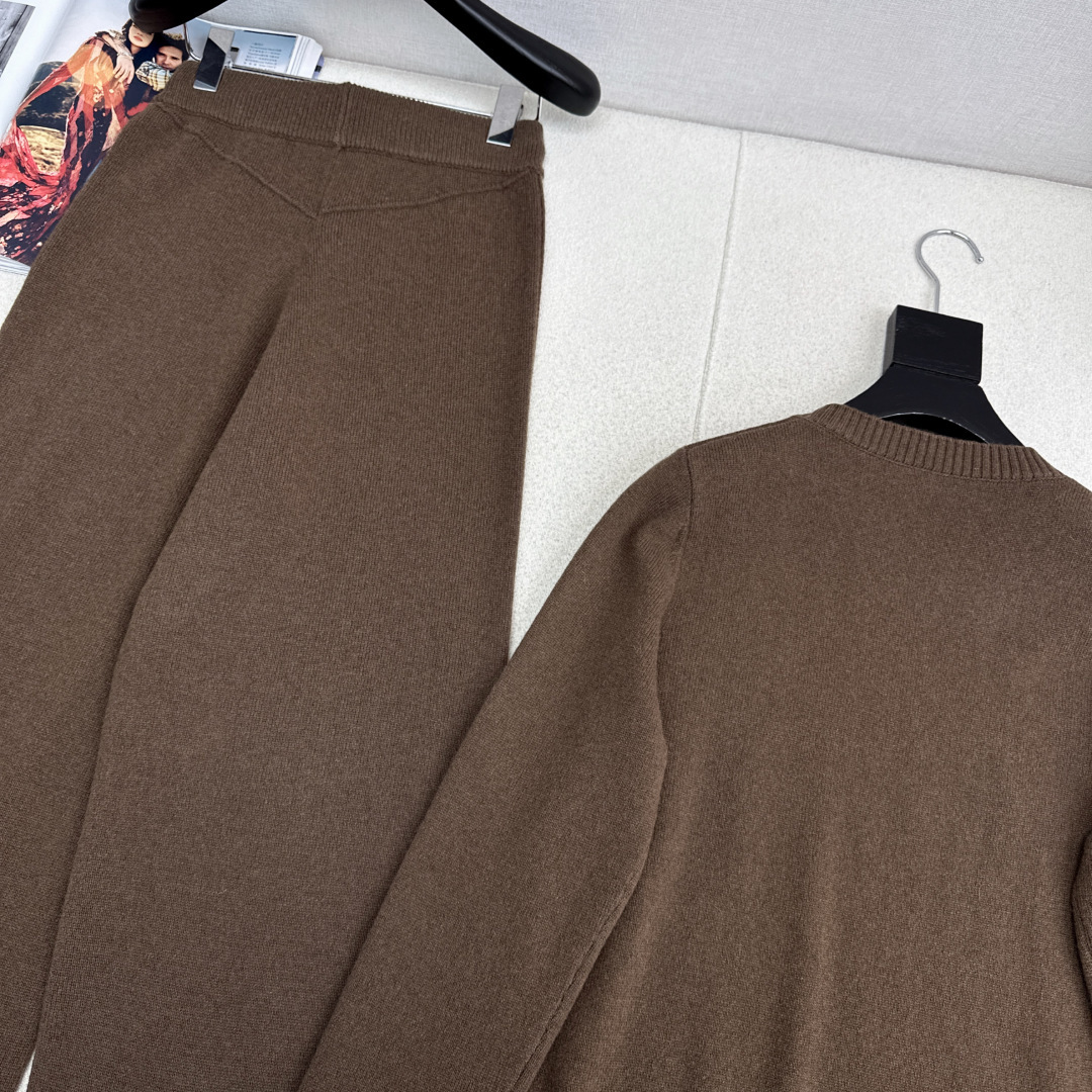 独家首发 Bc 26Ss———早春最新款慵懒风羊毛套装🩶字母刺绣图案圆领毛衣+松紧腰直筒裤 爆单款美拉德