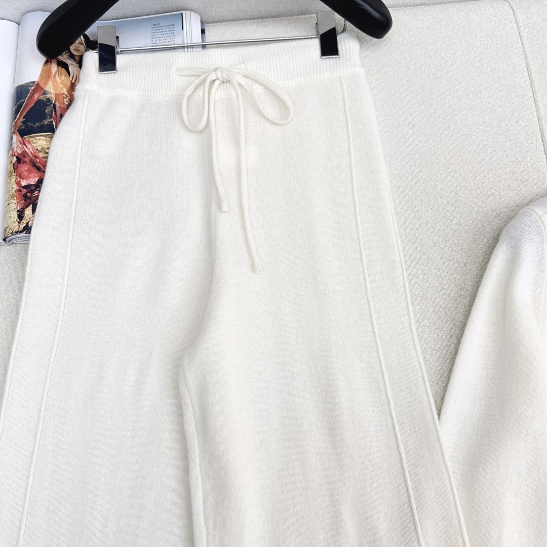 独家首发 Bc 26Ss———早春最新款慵懒风羊毛套装🩶字母刺绣图案圆领毛衣+松紧腰直筒裤 爆单款美拉德