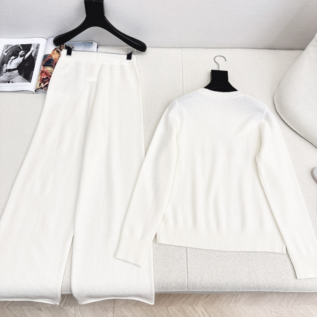 独家首发 Bc 26Ss———早春最新款慵懒风羊毛套装🩶字母刺绣图案圆领毛衣+松紧腰直筒裤 爆单款美拉德