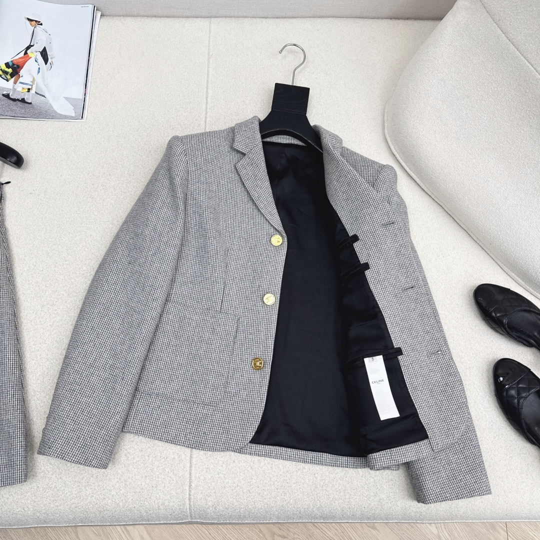减龄学院风穿搭 CE 26Ss———— 早春最新款高级羊毛西装外套🩶定制的灰色千鸟格精仿羊毛面料 非常有