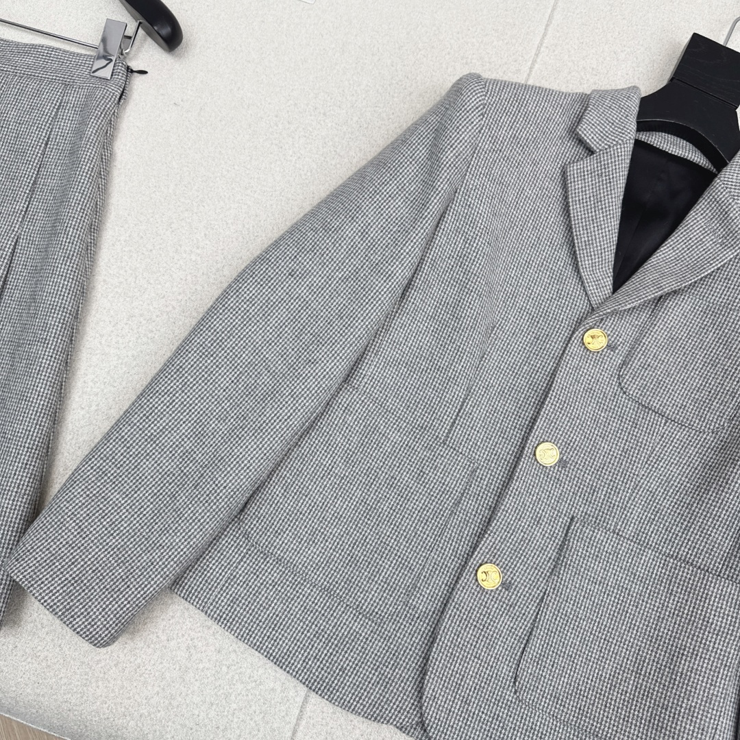 减龄学院风穿搭 CE 26Ss———— 早春最新款高级羊毛西装外套🩶定制的灰色千鸟格精仿羊毛面料 非常有