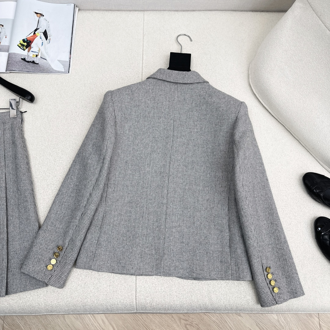 减龄学院风穿搭 CE 26Ss———— 早春最新款高级羊毛西装外套🩶定制的灰色千鸟格精仿羊毛面料 非常有
