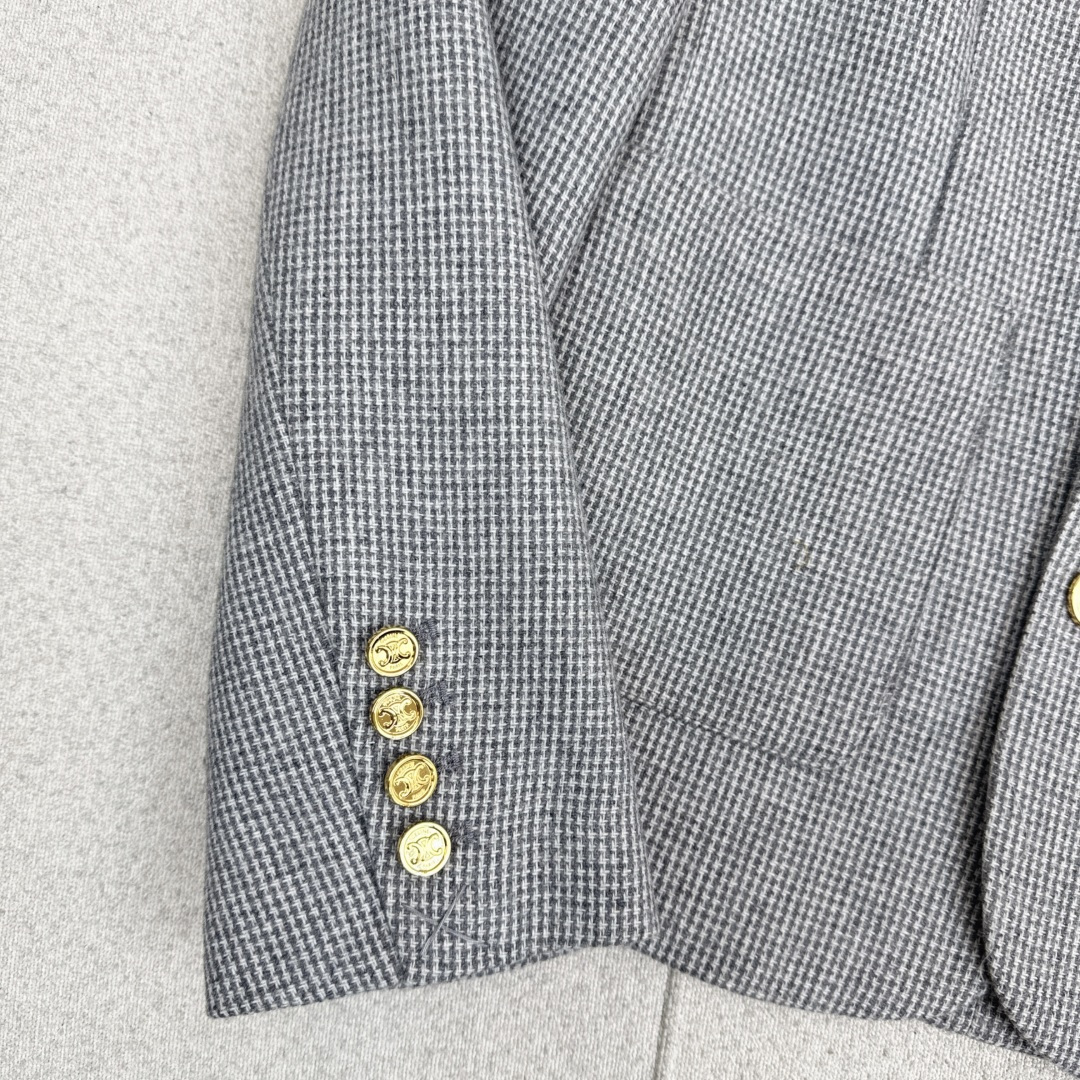 减龄学院风穿搭 CE 26Ss———— 早春最新款高级羊毛西装外套🩶定制的灰色千鸟格精仿羊毛面料 非常有