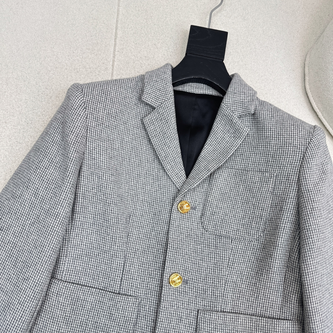 减龄学院风穿搭 CE 26Ss———— 早春最新款高级羊毛西装外套🩶定制的灰色千鸟格精仿羊毛面料 非常有