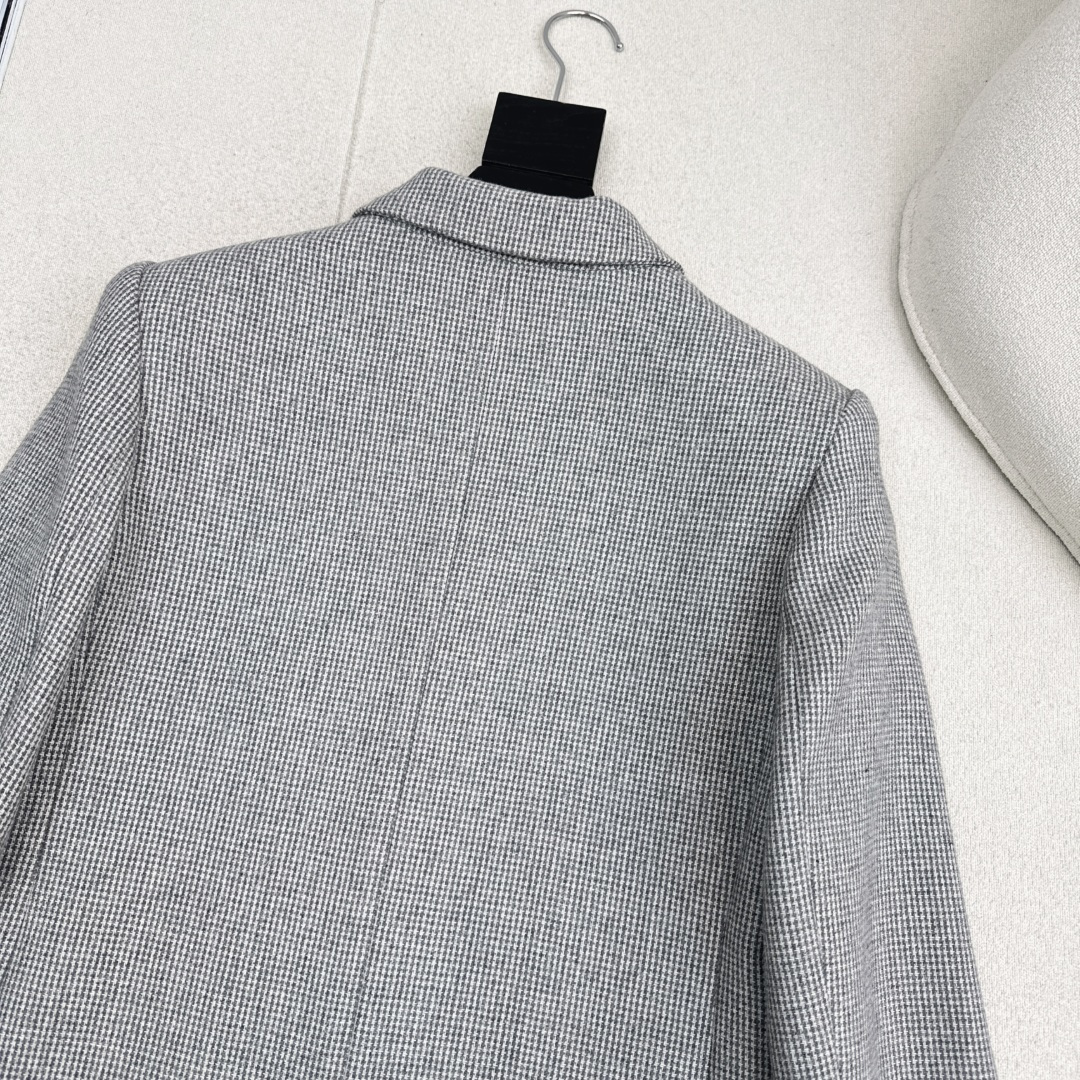 减龄学院风穿搭 CE 26Ss———— 早春最新款高级羊毛西装外套🩶定制的灰色千鸟格精仿羊毛面料 非常有