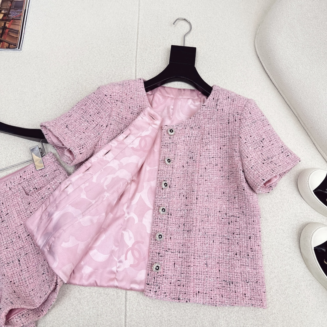 走秀同款 C家 26Ss————早春最新款贵气范儿精致编织套装 🩷短袖编织上衣+短裤n上身就是那种财阀小