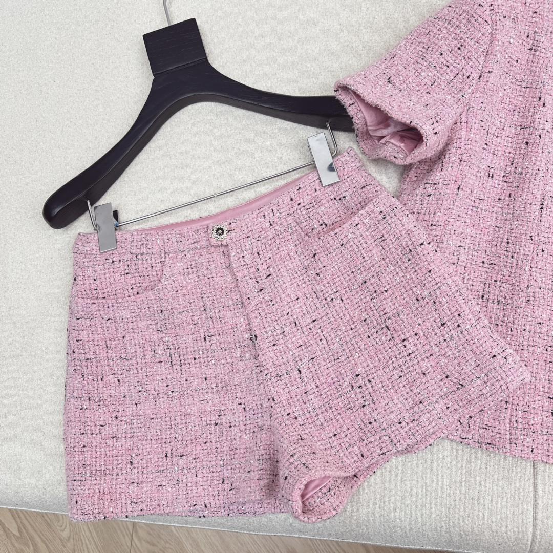 走秀同款 C家 26Ss————早春最新款贵气范儿精致编织套装 🩷短袖编织上衣+短裤n上身就是那种财阀小