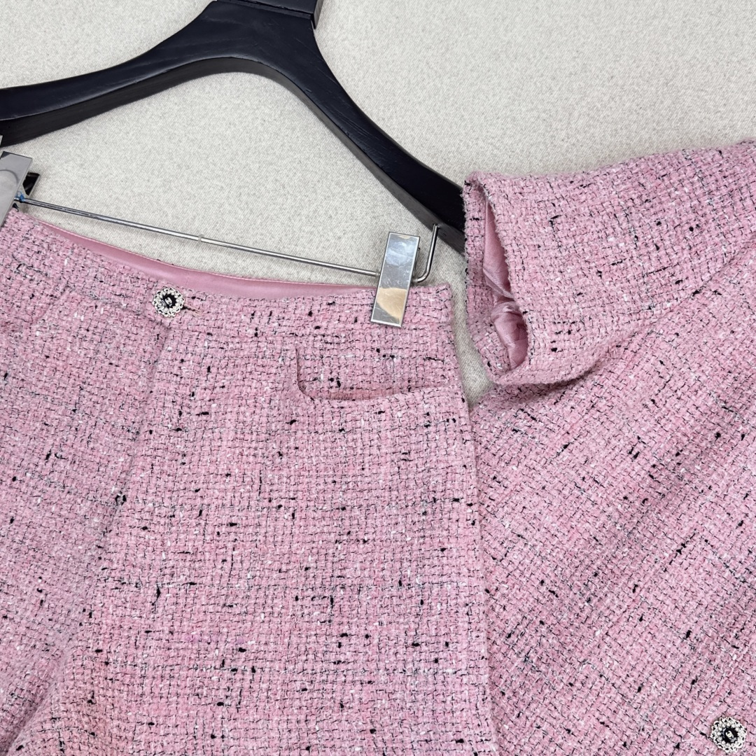 走秀同款 C家 26Ss————早春最新款贵气范儿精致编织套装 🩷短袖编织上衣+短裤n上身就是那种财阀小