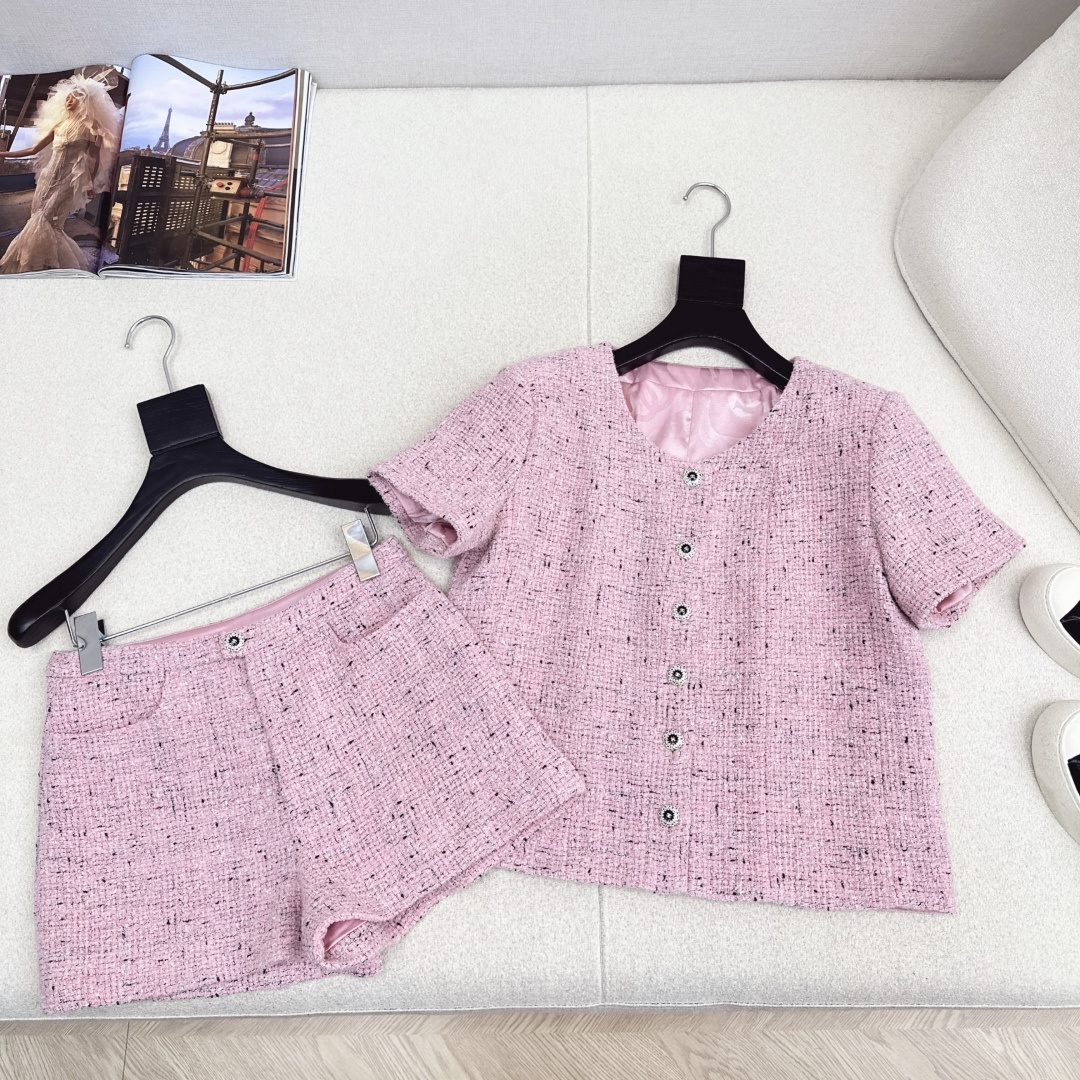 走秀同款 C家 26Ss————早春最新款贵气范儿精致编织套装 🩷短袖编织上衣+短裤n上身就是那种财阀小