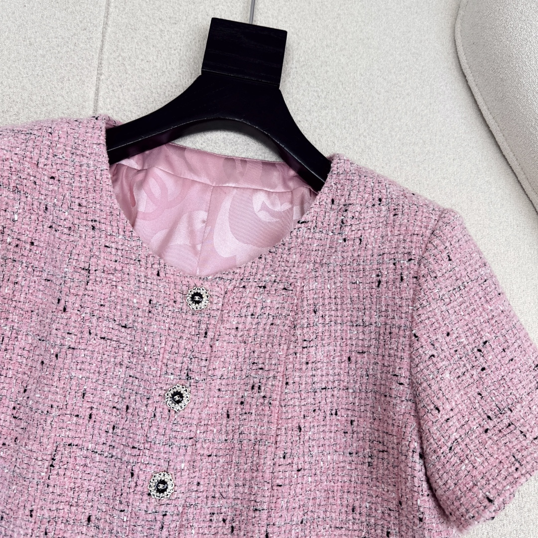 走秀同款 C家 26Ss————早春最新款贵气范儿精致编织套装 🩷短袖编织上衣+短裤n上身就是那种财阀小