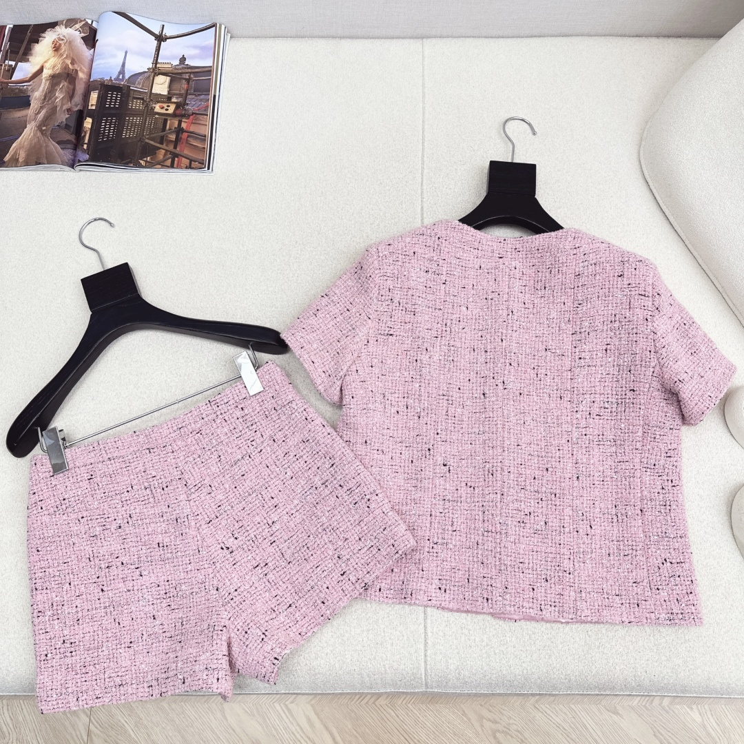 走秀同款 C家 26Ss————早春最新款贵气范儿精致编织套装 🩷短袖编织上衣+短裤n上身就是那种财阀小