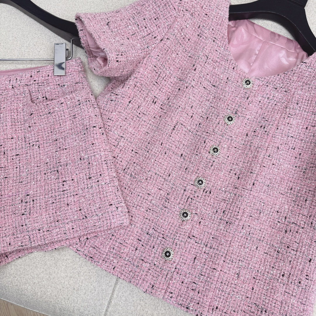 走秀同款 C家 26Ss————早春最新款贵气范儿精致编织套装 🩷短袖编织上衣+短裤n上身就是那种财阀小