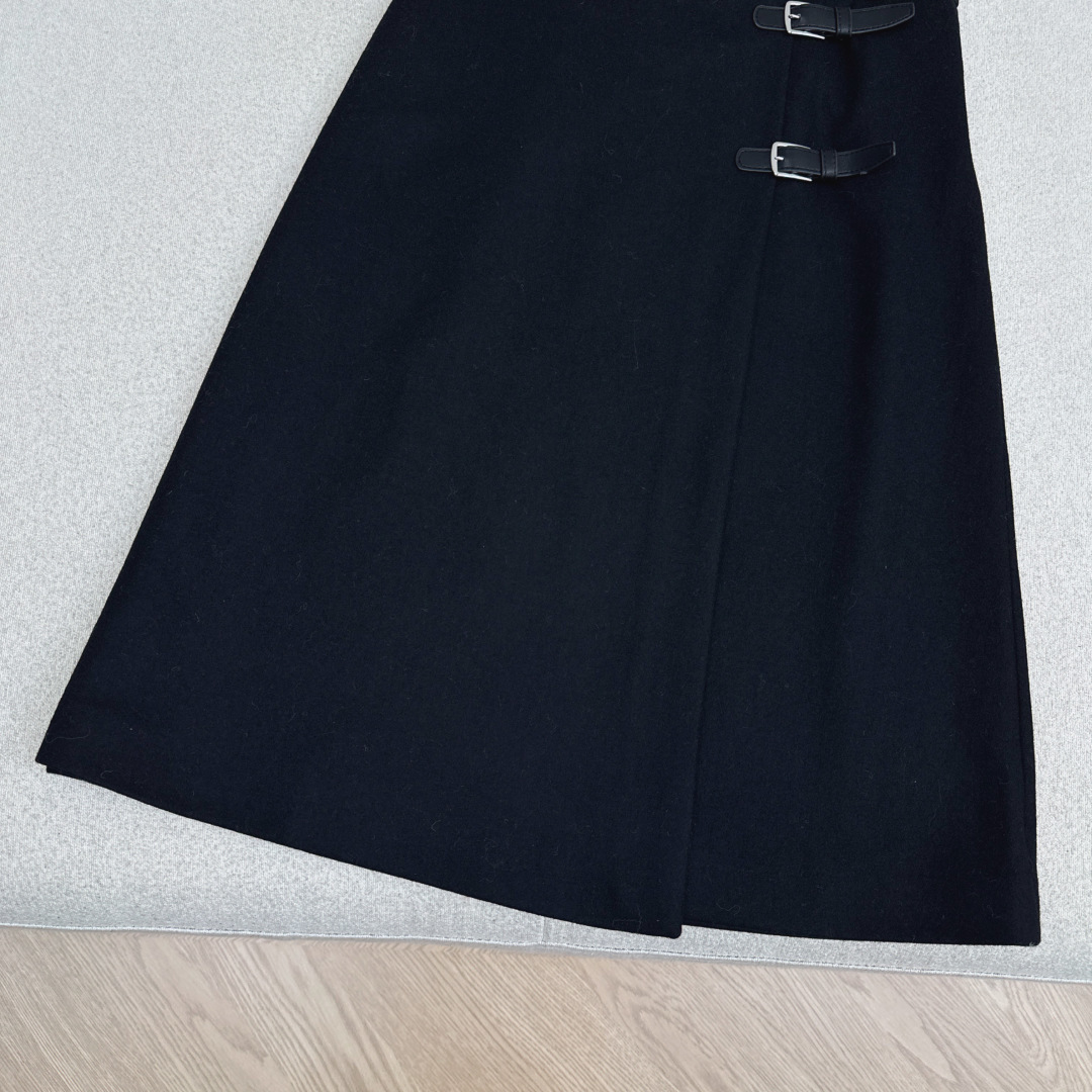 特价🉐️❗️现货齐码❗️不退不换❗️Her 25Ss————秋冬最新款拼接环保蛋白皮羊毛半裙 🖤极简设计