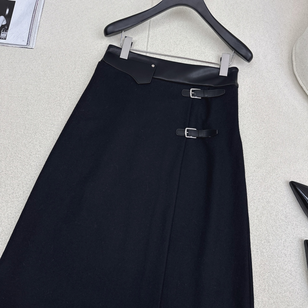 特价🉐️❗️现货齐码❗️不退不换❗️Her 25Ss————秋冬最新款拼接环保蛋白皮羊毛半裙 🖤极简设计
