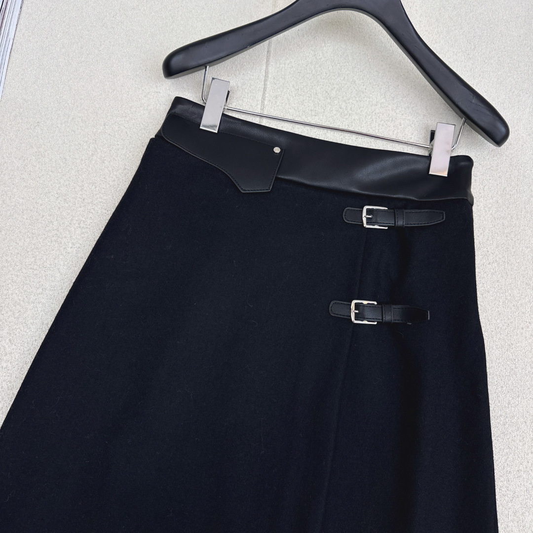 特价🉐️❗️现货齐码❗️不退不换❗️Her 25Ss————秋冬最新款拼接环保蛋白皮羊毛半裙 🖤极简设计