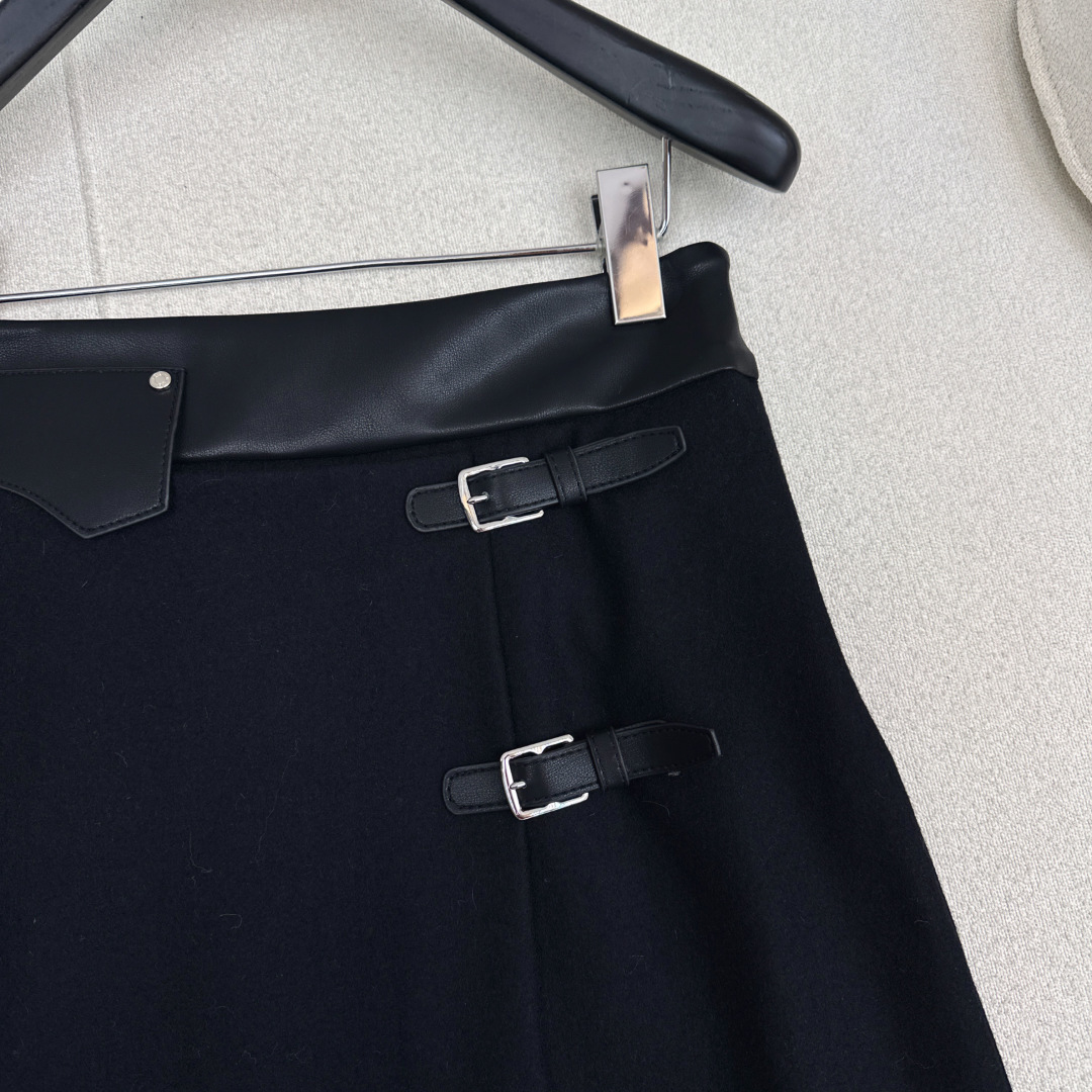 特价🉐️❗️现货齐码❗️不退不换❗️Her 25Ss————秋冬最新款拼接环保蛋白皮羊毛半裙 🖤极简设计