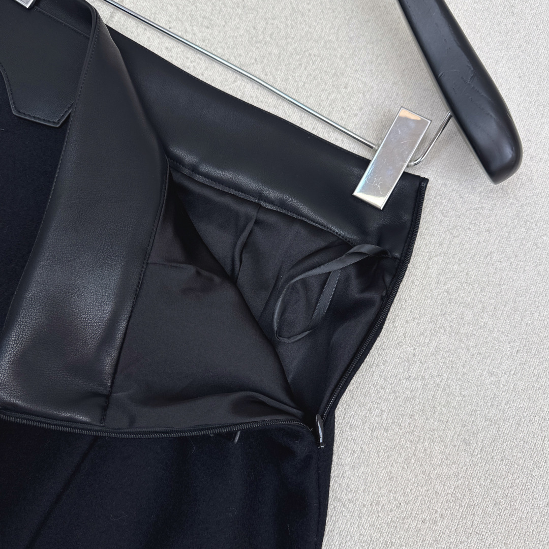 特价🉐️❗️现货齐码❗️不退不换❗️Her 25Ss————秋冬最新款拼接环保蛋白皮羊毛半裙 🖤极简设计