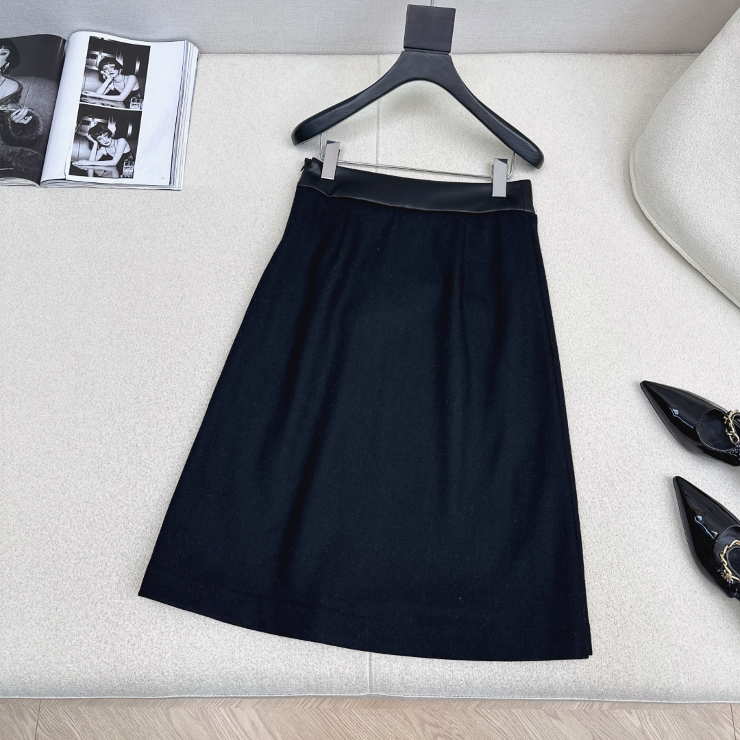 特价🉐️❗️现货齐码❗️不退不换❗️Her 25Ss————秋冬最新款拼接环保蛋白皮羊毛半裙 🖤极简设计