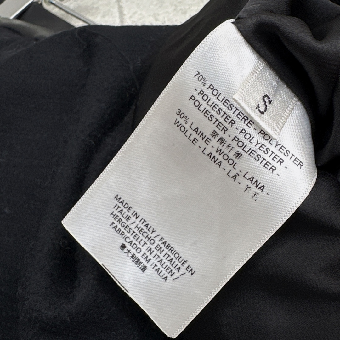 特价🉐️❗️现货齐码❗️不退不换❗️Her 25Ss————秋冬最新款拼接环保蛋白皮羊毛半裙 🖤极简设计