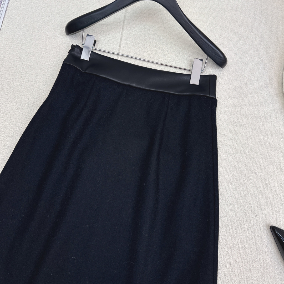 特价🉐️❗️现货齐码❗️不退不换❗️Her 25Ss————秋冬最新款拼接环保蛋白皮羊毛半裙 🖤极简设计