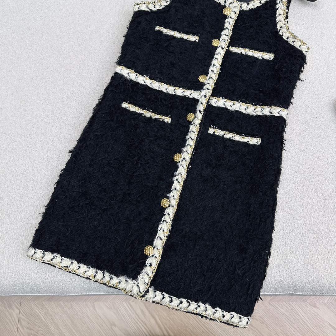 走秀同款 C家 26Ss———— 早春最新款编织背心裙🖤黑色粗花呢+奶白编织包边 编织包边 复古又高级的