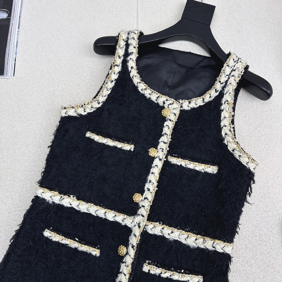 走秀同款 C家 26Ss———— 早春最新款编织背心裙🖤黑色粗花呢+奶白编织包边 编织包边 复古又高级的
