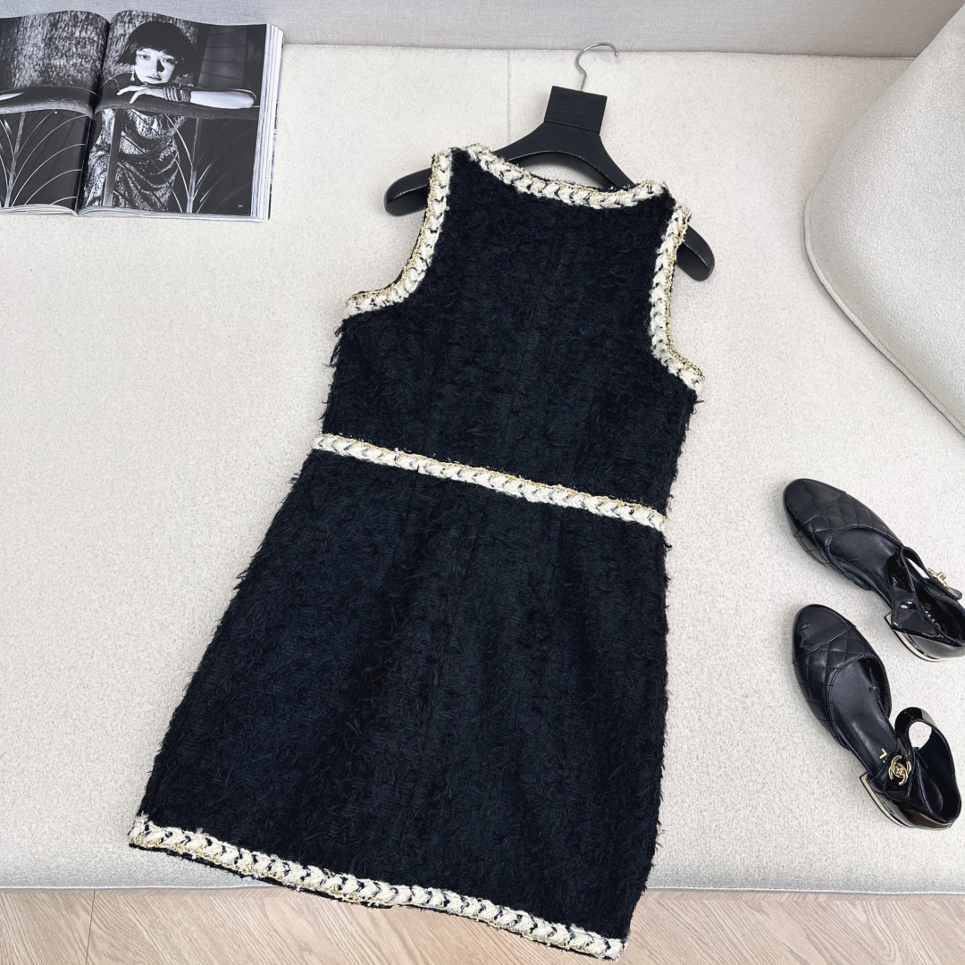 走秀同款 C家 26Ss———— 早春最新款编织背心裙🖤黑色粗花呢+奶白编织包边 编织包边 复古又高级的
