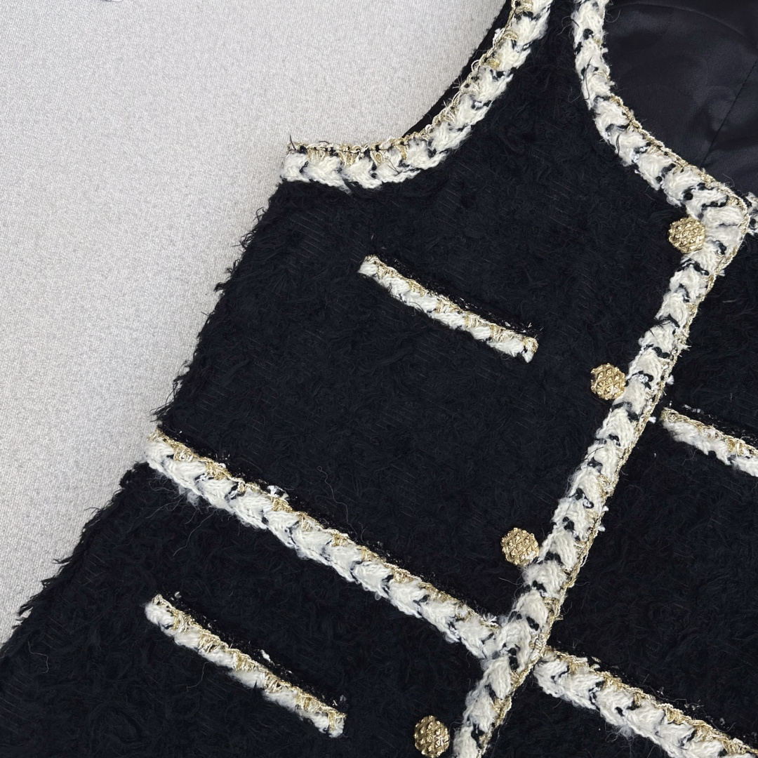 走秀同款 C家 26Ss———— 早春最新款编织背心裙🖤黑色粗花呢+奶白编织包边 编织包边 复古又高级的