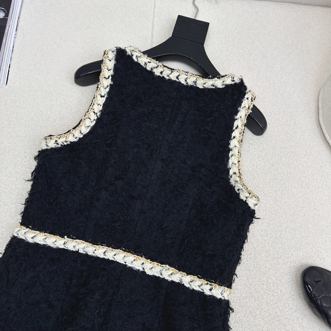 走秀同款 C家 26Ss———— 早春最新款编织背心裙🖤黑色粗花呢+奶白编织包边 编织包边 复古又高级的