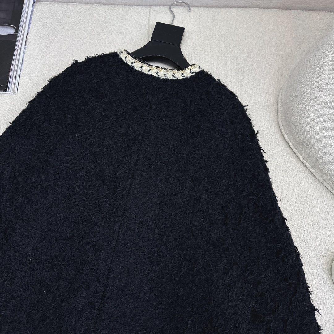 走秀同款 C家 26Ss————早春最新款斜纹软呢斗篷外套🖤毛绒粗花呢自带慵懒贵气软乎乎的质感像裹了层云