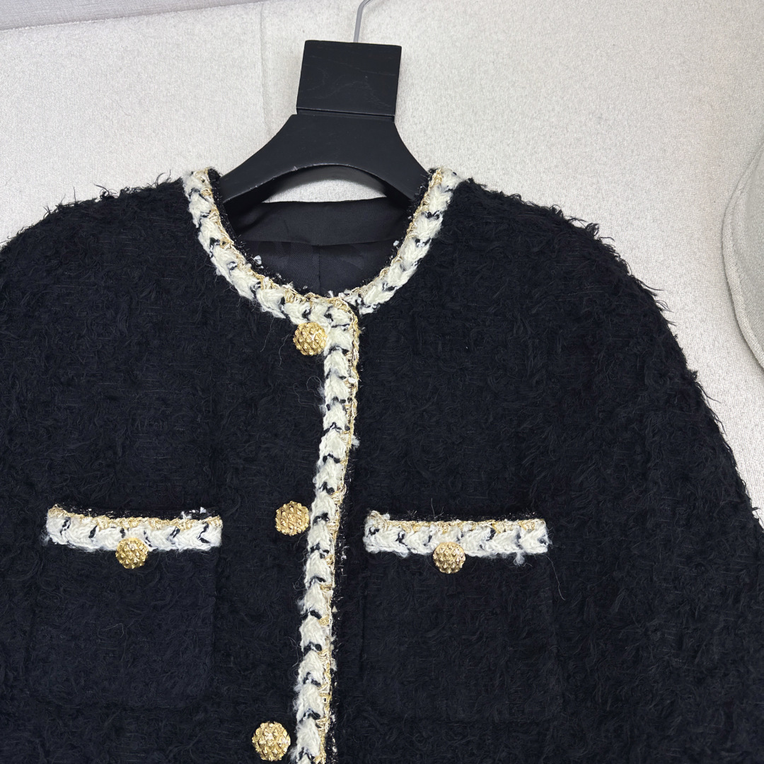 走秀同款 C家 26Ss————早春最新款斜纹软呢斗篷外套🖤毛绒粗花呢自带慵懒贵气软乎乎的质感像裹了层云