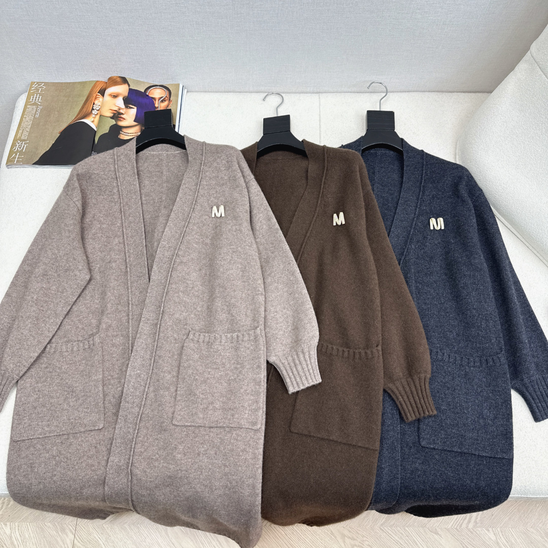 NO:661205,Exclusive model ~ Max 25Ss - the latest lazy style wool suit for autumn and winter, loose silhouette long cardigan + turtleneck bottoming sweater + elastic waist wool pants. Customized 100% thickened worsted wool yarn fabric. Simple and elegant lazy version. Durable. Warmth and appearance are both online.  !  Super stretchy and not picky about your figure. Three colors ready for sale sml (S size shoulder width 53 bust 122 length 111 manual measurement error) cardigan, maxmara-clothing, sweaters,  19860909独家款～ Max 25Ss———秋冬最新款慵懒风羊毛套装宽松廓形长款开衫+高领打底毛衣+松紧腰羊毛裤 定制的百分百加厚精纺羊毛纱线面料 简约大气慵懒版型 经久耐穿 保暖度和颜值却都在线～～最实穿百搭的精品 秋冬打底叠穿日常高级！！超大弹力不挑身材 三色现货发售sml（s码肩宽53胸围122衣长111手工测量存在误差）开衫,麦丝玛拉-服装,sweaters, ,Women's clothing