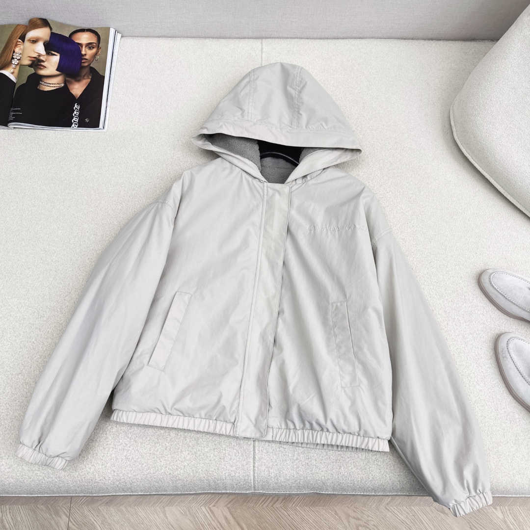 NO:661180,Canada 25Ss——————The latest reversible hooded teddy fur jacket for autumn and winter. Customized Teddy lamb wool + windproof nylon material. Sufficient wool volume to protect against wind and cold. Hooded jacket tailoring. One side is made of windproof and waterproof nylon material. Exclusive letter logo on the chest is fashionable and versatile. One side is made of lambswool material with obvious grain. Thick and warm. Reversible style, color changes as you like.  Three colors ready for sale sml (S size shoulder width 55, bust 110, length 53, manual measurement error exists), Canada Goose-clothing, jackets & coats, hats,  19860909Canada 25Ss—————秋冬最新款两面穿连帽泰迪毛外套 定制泰迪羊羔毛+防风尼龙材质 毛量充足防风御寒 连帽外套剪裁 一面防风防水尼龙材质 胸口点缀专属字母徽标时髦百搭 一面颗粒明显羊羔绒材质 厚实保暖 正反两穿款式颜色随心而变 三色现货发售sml（s码肩宽55胸围110衣长53手工测量存在误差）,加拿大鹅-服装,jackets & coats,hats, ,Women's clothing